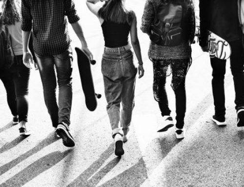 Pozor, hud najstnik!